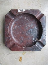 alter roter Aschenbecher