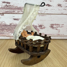 Vintage Puppenhaus Puppenstube Wiege mit Himmel und Baby 1:10 / 1:12