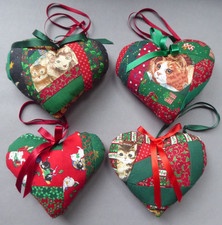 Deko Weihnachten Patchwork ? 4 Herzen aus Baumwolle Motiv mit Katzen UNIKAT
