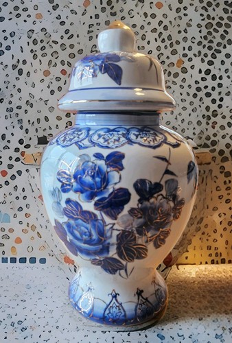 Deckelvase mit blumenbuketts - deckelvase,