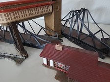 Modellbau Eisenbahn- Zubehör Brücke und Gebäude