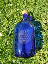 2 Lit. Glasballon Flasche Wasser Henkelflasche Gallone blau mit Blume des Lebens