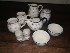 Steinzeug Geschirr Set 9-teilig, handgefertigt, neu und ungenutzt, blaue Punkte