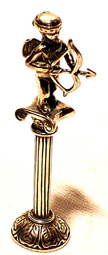 Amor figur auf der säule - auf,
