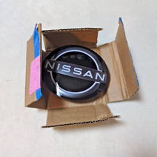 Nissan Original New Design CI Front Kühlergrill Radar Emblem 62890-7FW0B Rogu...