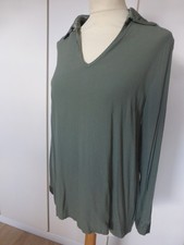 Bluse 42 Grün Made in Italy Langarm Krepp Satin Kragen V-Neck Hinten länger o. K