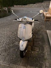 Vespa 125 primavera. 2 Jahre alt und hat wenige Kilometer.Preis ist Verhandelbar