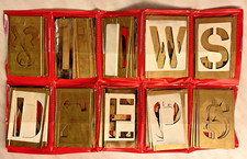 Adam Hall Schablonensatz Messing Schrifthöhe 75 mm - 76-teilig in Mappe