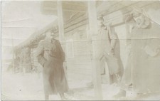 O035,Foto,Offiziere,Pelzmantel,Holzhaus,Ort Sagwj,vermutlich Russland,1.WK