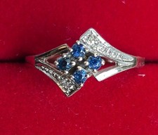 Damen - Ring . Blaue Mittelsteine / Seiten kleine Diamanten . WG 8K . getragen