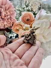 Mama und Baby Hase kuscheln fein massive Messingfigur