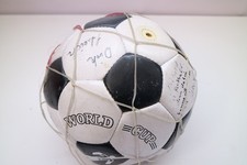 signierter fussball mit mehreren unterschriften vintage sammlerstueck dekoball