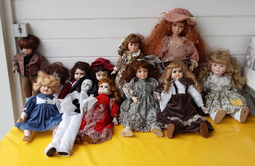 Alle puppen mit kleidung als - puppen,