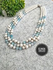 Elegantes dreireihges Perlencollier aus Muschelkernperlen und Aquamarinperlen