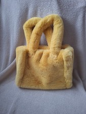 Trendige gelbe flauschige