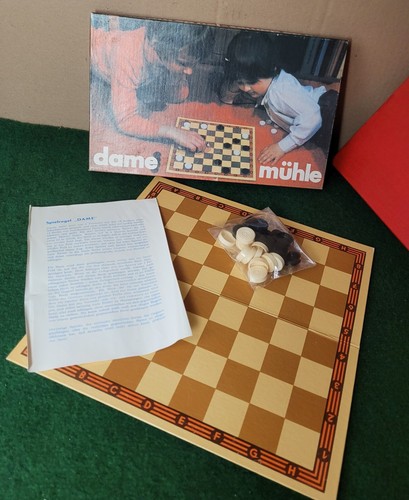 Altes schach und muehle - und,