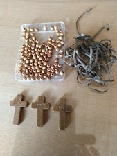 Holzperlen und Kreuze zum