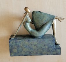 Figur Dame im Kleid sitzend auf grünem Sockel, Skulptur, Gewicht 1160gr.