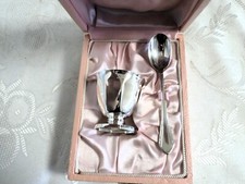 Versilberter eierbecher mit - eierbecher,