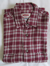 ein gebrauchtes, weinrot kariertes Langarm Herrenhemd
