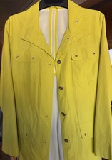 Gelber Trenchcoat Concept