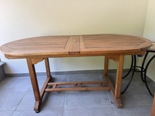 Stabiler  ovaler Holzgartentisch mit Schirmloch, zweifach ausziehbar, neuwertig