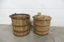 2x runde alte Eimer holzkiste
