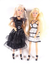 2 Defa Lucy Modepuppen -eine singt- Barbie Clone Dolls Halloween Outfits (18960)