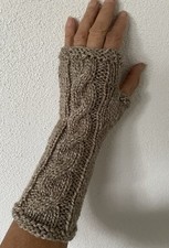 Armstulpen Pulswärmer handgestrickt Hellbraun Zopfmuster, angestrickter Daumen