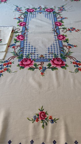 Tischdecke handbestickt mit