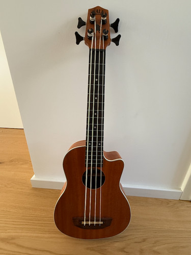 Bass ukulele kala u - |, u-bass