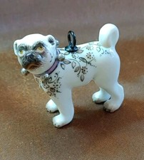 Meissen Meissner Porzellan Figur Mops mit Blütenranken Kette Anhänger