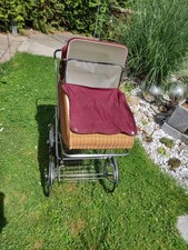 Dachbodenfund Kinderwagen im Retro-Stil,  aus Korbgeflecht gefertigt