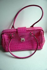 schicke pinkfarbene Lacktasche in Krokoprägung mit Silberverschluss