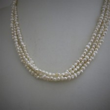 Perlenkette dreireihig aus