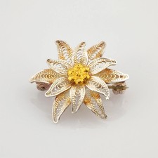 Zarte Edelweiß-Brosche aus