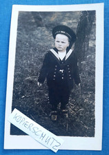 Foto-AK Junge in Matrosenuniform der Kaiserlichen Marine+Mütze S.M.S. Hindenburg