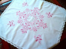 dekorative  Mitteldecke . Kreuzstich .rosa  Rosen mit Spitzenrand .. ca 75x82 cm