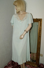 Stolzes NYLON Negligee