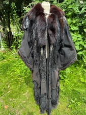 LARP - Dunkler Mantel mit aufwändigen Lederapplikationen und Fell