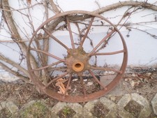 Großes altes antikes Gußrad