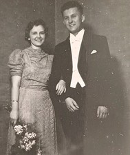 Junges Paar steht lachend mit