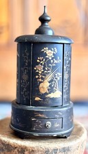 Zigarrrenanbieter Japanische Lackmalerei auf Holz, bewegliche Teile, 19. Jhdt.