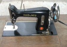 Alte Nähmaschine mit Tisch