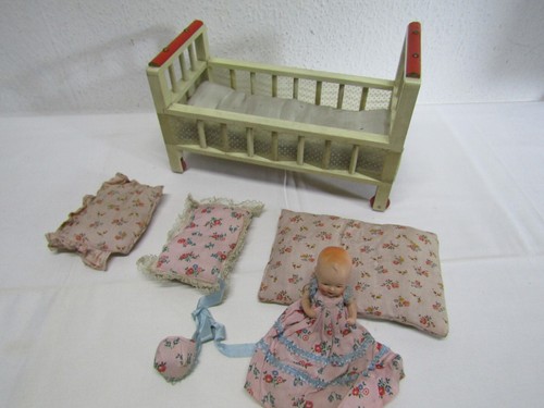 Alte puppe mit puppenbett - alte,