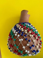 Shekere, Kalebasse, handgefertigt, beschädigt