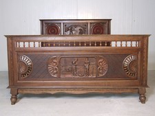 KM 441 Vintage Bett Kastanie massiv Bretagne Schnitzereien mit Porträts um 1960