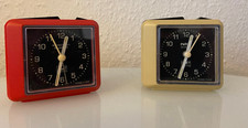 Ruhla Quartzwecker Repetition DDR in rot und beige 2 Stück