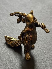 Eichhörnchen mit Haselnüssen