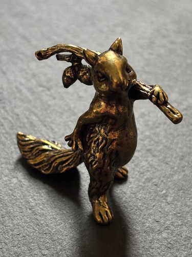 Eichhörnchen mit haselnüssen - eichhörnchen,